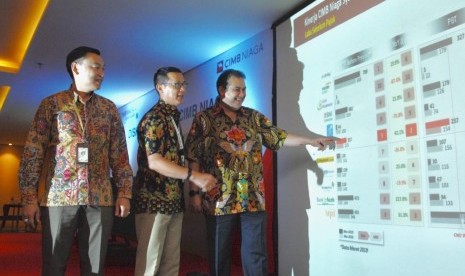 Direktur Syariah Banking CIMB Niaga Pandji P. Djajanegara memaparkan kinerja CIMB Niaga Syariah dalam Diskusi Bersama CIMB Niaga di Makassar, Rabu (21/8).