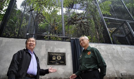 Direktur Taman Safari Indonesia (TSI) Jansen Manansang (kiri) bersama Presiden Direktur PT Smelting Hiroshi Kondo (kanan) meresmikan kandang pengembangbiakan Elang Jawa (Nisaetus bartelsi) di TSI Cisarua, Kabupaten Bogor, Jawa Barat, Sabtu (27/4/2019).