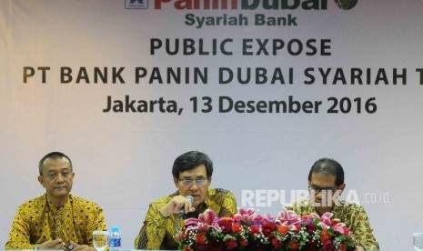 Direktur Tekhnologi dan Operasi Bank Panin Dubai Syariah Edi Setiawan, Direktur Bisnis Bank Panin Dubai Syariah Doddy Permadi Syarief, serta Direktur dan Manajemen Risiko Budi Prakoso (dari kiri) menyampaikan paparannya dalam Public Expose PT Bank Panin 