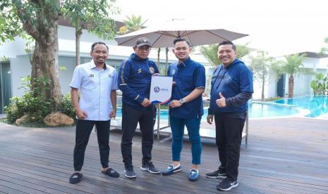 Direktur Teknik Arema yang baru Joko Susilo (kedua kiri) bersama Presiden Arema FC, Gilang Widya Pramana (kedua kanan).