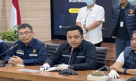 Direktur Teknik dan Lingkungan Mineral dan Batubara Kementerian ESDM Sunindyo Suryo Herdadi (tengah) memberi keterangan dalam konferensi pers “Penegakan Hukum Pertambangan Mineral dan Batubara” yang digelar di Kantor Direktorat Jenderal Minerba, Jakarta, Sabtu (11/5/2024). 