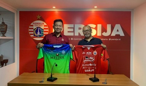 Direktur Teknik dan Pemasaran Persija Jakarta Andika Suksmana (kiri) bersama  Direktur Teknik Proyek Internasional klub Shonan Bellmare, Kiyoshi Sekiguchi.