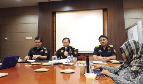 Direktur Teknis Kepabeanan Kementerian Keuangan R. Fadjar Donny menjelaskan pergeseran tata niaga impor dalam media briefing, Selasa (30/1).