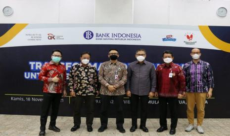  Direktur Teknologi dan Operasional Bank DKI, Amirul Wicaksono, pada webinar Transformasi Digital Bank untuk Mendukung UMKM Indonesia di Jakarta, Kamis (19/11).