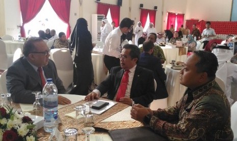 Direktur Timur Tengah Kementerian Luar Negeri RI Achmad Rizal Purnama (kanan), Konjen RI di Jeddah Mohamad Hery Saripudin (tengah), dan Chairman Indonesia Halal Lifestyle Center (IHLC) Sapta Nirwandar berbincang-bincang di acara Indonesia Halal Economy Investment Forum 2019 di Balai Nusantara, KJRI Jeddah, Arab Saudi, Rabu (18/9) petang.