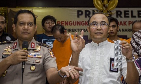 Direktur Tindak Pidana Narkoba Bareskrim Polri, Brigjen Eko Daniyanto (kanan) bersama Kepala Biro Penerangan Masyarakat Divisi Humas Polri Brigjen Rikwanto (kiri) menunjukkan barang bukti hasil pengungkapan tindak pidana kesehatan tentang produksi obat somadril atau Paracetamol Caffeine Carisoprodol (PCC) di Dittipidnarkoba Bareskrim Polri, Cawang, Jakarta, Jumat (22/9).