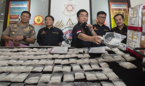 Direktur Tindak Pidana Narkoba Brigjen Pol. Anjan Pramuka Putra (tengah) memperlihatkan cara tersangka menyembunyikan sabu dalam mesin pompa air dalam rilis sabu di Direktorat Tindak Pidana Narkoba Mabes Polri, Jakarta Timur, Jumat (18/9). 