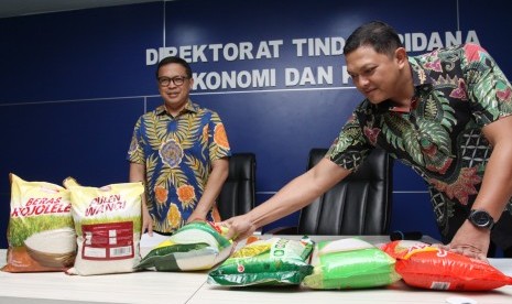 Direktur Tipideksus Bareskrim Polri Brigjen Pol Agung Setya (kiri) didampingi Kasubdit Industri dan Perdagangan Dittipideksus Bareskrim Polri Kombes Hengki Heriyadi (kanan) memberikan keterangan kepada media tentang kasus PT Indo Beras Unggul (IBU) yang terindikasi melakukan kecurangan kualitas produk beras di Bareskrim, Mabes Polri,, Jakarta, Kamis (25/8). 