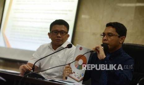 Direktur Tipidum Bareskrim Polri Brigjen Pol Herry Rudolf Nahak (kanan) didampingi Kasubdit III Dit Tipidum Bareskrim Polri Kombes Pol Ferdy Sombo (kiri) memberikan keterangan pada wartawan (Ilustrasi)