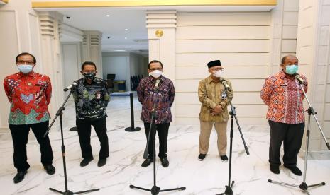 Direktur Transformasi dan Pengembangan Bisnis Pelindo 1, Prasteyo dan Ketua PFI Medan, Rahmad Suryadi melihat pameran foto-foto hasil karya para finalis Pelindo 1 Photojournalism Competion 2020