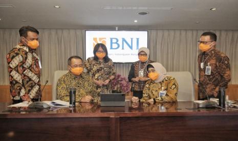  Direktur Treasury dan International BNI Henry Panjaitan, Direktur Utama BNI Royke Tumilaar, Direktur Keuangan BNI Novita Widya Anggraini, Direktur Bisnis Konsumer BNI Corina Leyla Karnalies, Wakil Direktur Utama BNI Adi Sulistyowati, dan Direktur Corporate Banking BNI Silvano Rumantir pada Public Expose BNI Tahun 2020 di Jakarta, Jumat (29 Januari 2021).