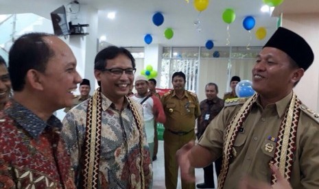  Direktur Umum dan SDM BPJS Ketenagakerjaan, Naufal Mahfudz, dan Bupati Lampung Tengah, Dr Ir Hi Mustafa, MH di sela peresmian gedung operasional BPJS Ketenagakerjaam Cabang Lampung Tengah.   