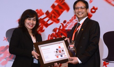 Direktur Umum dan SDM BPJS Ketenagakerjaan Naufal Mahfudz (kanan) saat menerima penghargaan Best Employer Award 2016 di Jakarta, Selasa (6/9).