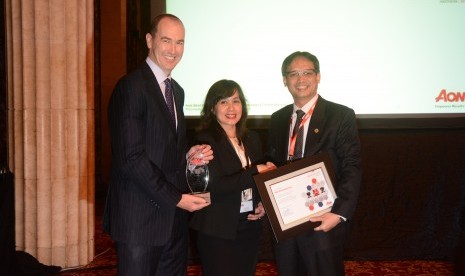 Direktur Umum dan SDM BPJS Ketenagakerjaan Naufal Mahfudz (kanan) saat menerima penghargaan Best Employer Award 2016 di Jakarta, Selasa (6/9).