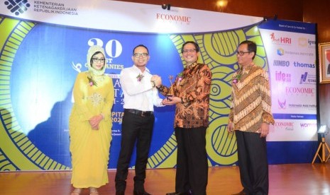 Direktur Umum dan SDM BPJS Ketenagakerjaan Naufal Mahfudz (kedua dari kanan) menerima penghargaan The Big Top Ten Human Capital Director Indonesia Award  2017 dari Menteri Tenaga Kerja Muhammad Hanif Dhakiri.