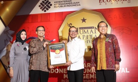 Direktur Umum dan SDM BPJS Ketenagakerjaan Naufal Mahfudz (kedua dari kiri) saat menerima penghargaan di ajang Indonesia Human Capital Award (IHCA) IV 2018 di Kementerian Ketenagakerjaan, Jakarta, Rabu (30/05).