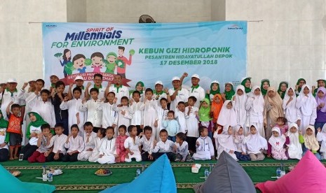 Direktur Umum & Human Capital Kimia Farma, Arief Pramuhanto  didampingi Dirut Laznas BMH, Marwan Mujahidin berfoto bersama selepas sesi peluncuran  program kebun gizi bersama para santri dan pengurus Pesantren Hidayatullah Depok.