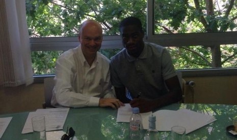 Direktur Umum Inter Marco Fassone (kiri) bersama Geoffrey Kondogbia.