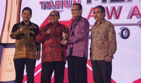 Direktur Umum & SDM BPJS Ketenagakerjaan Naufal Mahfudz  (kemeja ungu) menerima penghargaan Revolusi Mental Award di Jakarta.