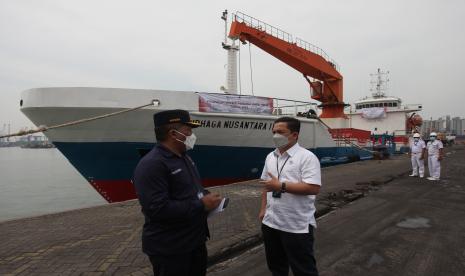 Direktur Usaha Angkutan Barang dan Tol Laut PT Pelni Yahya Kuncoro (kanan) berbincang dengan Direktur Lalu Lintas dan Angkutan Laut Dirjen Perhubungan Laut Kementerian Perhubungan Mugen Suprihatin Sartoto (kiri) saat Pelepasan Voyage Perdana Kapal Pelni Tahun 2022 di Dermaga Jamrud Selatan, Pelabuhan Tanjung Perak Surabaya, Jawa Timur, Senin (3/1/2022). PT Pelni memberangkatkan dua kapal tol laut yaitu KM Logistik Nusantara 3 dan KM Kendhaga Nusantara 11 untuk melayani masyarakat yang membutuhkan angkutan logistik murah dari program Tol Laut.