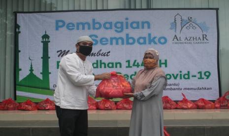 Direktur Utama Al Azhar Memorial Garden, Nugroho Adiwiwoho membagikan 200 paket sembako kepada 200 kepala keluarga yang tinggal di sekitar pemakaman modern tersebut. 200 paket berisi beras 5 kg, minyak goreng 1 liter, beberapa bungkus mie instan dan ikan sarden kalengan.