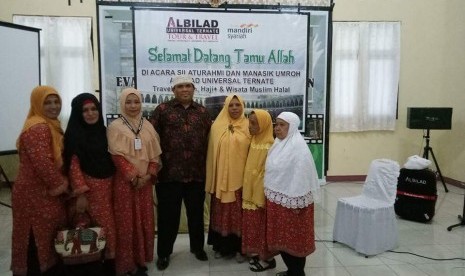 Direktur Utama Al Bilad Tour & Travel Jamaluddin Mahmud (tengah) bersama dengan calon jamaah umrah Kota Ternate, Maluku Utara.