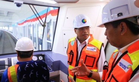 Direktur Utama AP II, Muhammad Awaluddin, (kanan) sedang memberikan penjelasan terkait operasional Skytrain di Bandara Internasional Soekarno-Hatta kepada Menteri Perhubungan Budi Karya Sumadi, Selasa (15/8).