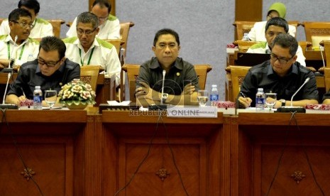  Direktur Utama Badan Penyelenggara Jaminan Sosial (BPJS) Ketenagakerjaan, Elvyn G. Masassya (tengah) mengikuti rapat kerja dengan Komisi IX DPR RI di Kompleks Parlemen, Senayan, Jakarta, Senin (26/1). (Republika/ Wihdan)