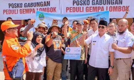 Direktur Utama bank bjb Ahmad Irfan bersama Penjabat Gubernur Jawa Barat Mochamad Iriawan tengah menyalurkan bantuan sosial yang diberikan langsung kepada Bupati Lombok Utara Najmul Akhyar serta Kapolda NTB Achmat Juri.