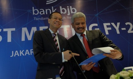 Direktur Utama Bank BJB Ahmad Irfan (kiri) dan Komisaris Utama Bank BJB Klemi Subiyantoro dalam analyst meeting di Jakarta, beberapa waktu lalu. 