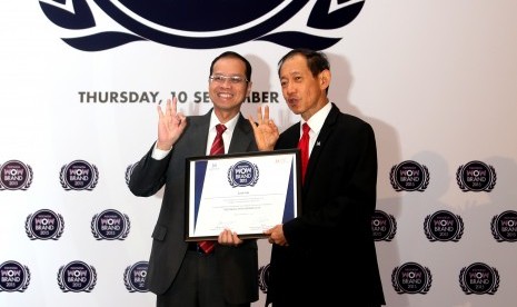 Direktur Utama Bank BJB Ahmad Irfan (kiri) menerima penghargaan WOW Brand Awards Kategori Time Deposit Buku III (Golden Champion) dan Saving Account Buku III (Golden Champion)  dari Presiden Markplus&Co; Hermawan Kartajaya (kanan) di Hotel Rafless, Jakarta