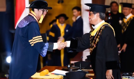 Direktur Utama Bank BJB Ahmad Irfan (kiri) saat diwisuda Doktor di Gedung Graha Sanusi Hardjadinata Universitas Padjadjaran, Kamis (9/11). Irfan merupakan lulusan terbaik program doktoral dengan predikat pujian summa cumlaude.