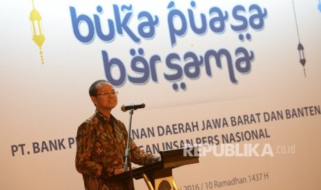 Direktur Utama Bank BJB Ahmad Irfan memberikan paparan saat buka puasa bersama Bank BJB di Jakara, Rabu (15/6). (Republika/Wihdan)