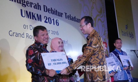 Direktur Utama Bank BJB Ahmad Irfan memberikan penghargaan kepada debitur terbaik UMKM Abdul Rojak dari Karawang pada 