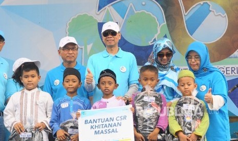 Direktur Utama Bank BJB Ahmad Irfan (tengah) berfoto bersama anak kurang mampu saat khitanan masal dalam HUT ke-56 Bank BJB di Jakarta.