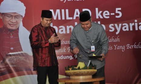 Direktur Utama Bank BJB Syariah (BJBS) Ali Nuridin (kanan) memotong tumpeng milad BJBS ke-5 di Kantor Pusat BJBS, Kota Bandung, akhir pekan lalu