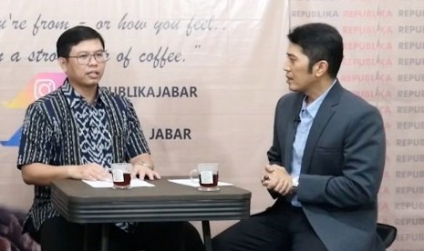 Direktur Utama Bank BJB Syariah (BJBS), Indra Falatehan (Kiri) dan Jurnalis Republika, Sandi Ferdiana