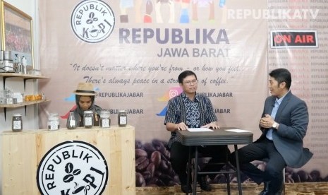 Direktur Utama Bank BJB Syariah (BJBS), Indra Falatehan (Tengah)