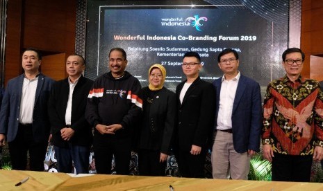  Direktur Utama bank bjb syariah Indra Falatehan (dua dari kanan), Menteri Pariwisata Republik Indonesia Arief Yahya (tiga dari kiri) berfoto bersama jajaran pimpinan Kemenpar dalam acara penandatanganan nota kesepahaman perihal Co-Branding Wonderful Indonesia di Gedung Sapta Pesona, Jakarta akhir pekan lalu.