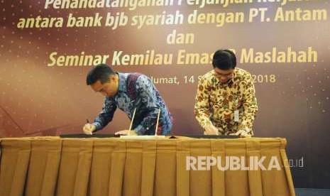 Direktur Utama Bank BJB Syariah Indra Falatehan (kanan) dan Direktur Pemasaran PT Antam TBK Tatang Hendra menandatangani perjanjian kerjasama antara Bank BJB Syariah dan PT Antam di Hotel Prama Grand Preanger Bandung, Kota Bandung, Jumat (14/9).