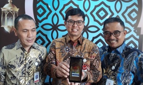 Direktur Utama Bank BJB Syariah, Indra Falatehan (tengah) menunjukkan aplikasi Wakaf Ikhlas di sela-sela peluncuran Bank BJB Syariah sebagai BPS BPIH, akhir pekan lalu.