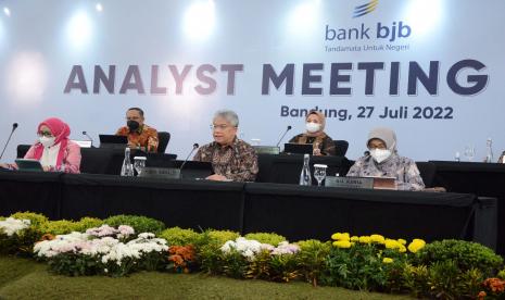 Direktur Utama Bank BJB Yuddy Renaldi bersama para direksi menyampaikan pemaparan dalam Analyst Meeting 2Q-2022 di Menara Kantor Pusat Bank BJB, Kota Bandung, Rabu (27/7). Yuddy mengatakan melalui kerja keras dan kerja cerdas disertai komitmen bersama, mampu membawa Bank BJB mencatatkan pertumbuhan yang baik sampai dengan Triwulan II di tahun 2022. Bank BJB berhasil mencatatkan kinerja gemilang disertai dengan meraih laba Rp 1,49 triliun pada Triwulan II tahun 2022 melalui kolaborasi dan inovasi digital.