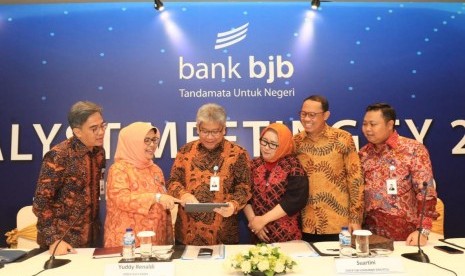 Direktur Utama Bank BJB Yuddy Renaldi (kedua kiri) dan jajaran direksi Bank BJB dalam analyst meeting full year 2019 di The Ritz Carlton Pacific Palace, Jakarta (28/2). Sepanjang 2019, Bank BJB mencatatkan kinerja positif.