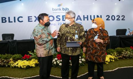 Direktur Utama Bank BJB Yuddy Renaldi (tengah), Direktur Keuangan Bank BJB Nia Kania (kanan) dan Direktur Information Technology, Treasury and International Banking Bank BJB Rio Lanasier (kiri) berbincang seusai acara public expose 2022 yang diselenggarakan secara hybrid, Selasa (22/3).