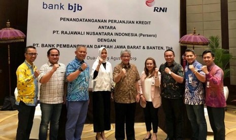 Direktur Utama Bank BJB Yuddy Renaldi (tengah) usai menandatangani perjanjian kredit dengan PT Rajawali Nusantara Indonesia (Persero) di Hotel Inaya Putri, Nusa Dua, Bali, Jumat (9/8).