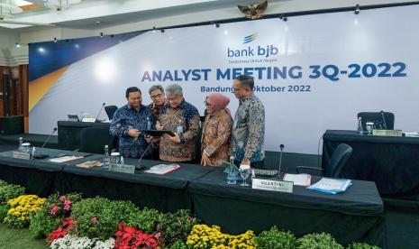   Direktur Utama Bank BJB Yuddy Renaldi (tengah) dan jajaran direksi Bank BJB seusai menyampaikan paparan dalam analyst meeting triwulan III 2022, Senin (31/10) sore.   