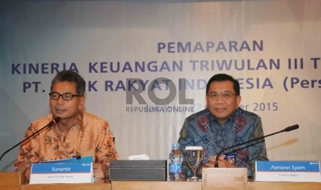 Direktur Utama Bank BRI, Asmawi Syam (kanan) serta Wakil Direktur Utama Bank BRI, Sunarso (kiri) memberikan paparan kinerja triwulan III tahun 2015 Bank BRI di Gedung BRI Jakarta, Kamis (22/10).