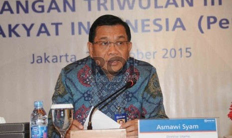 Direktur Utama Bank BRI, Asmawi Syam memberikan paparan kinerja triwulan III tahun 2015 Bank BRI di Gedung BRI Jakarta, Kamis (22/10). 