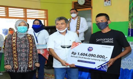  Direktur Utama Bank BRI Sunarso secara simbolis memberikan bantuan dari Yayasan Baitul Mal BRI (YBM BRI) senilai Rp 1,6 miliar kepada 31 kelompok tani peserta program Peningkatan Keterampilan Usaha Rakyat (PKUR) yg bergerak di bidang pertanian horticultural