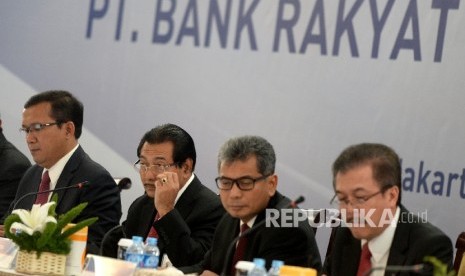 Direktur Utama Bank BRI Suprajarto (kedua kiri) bersama jajaran direksi Bank BRI saat konferensi pers pemaparan keuangan triwulan II Bank BRI di Jakarta, Kamis (3/8). 